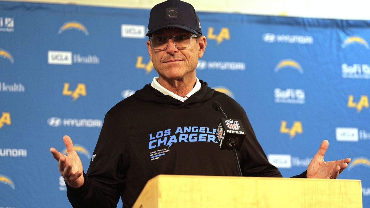 Justin Herbert and his broken hand lead Chargers into playoffs against Patriots