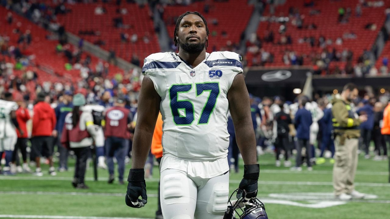 Seahawks sign LT Charles Cross to 4-year extension. He's expected to return from injury for playoffs
