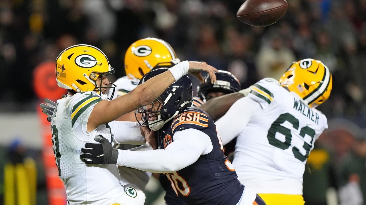 Packers' inability to protect leads down the stretch proves costly in wild-card loss at Chicago