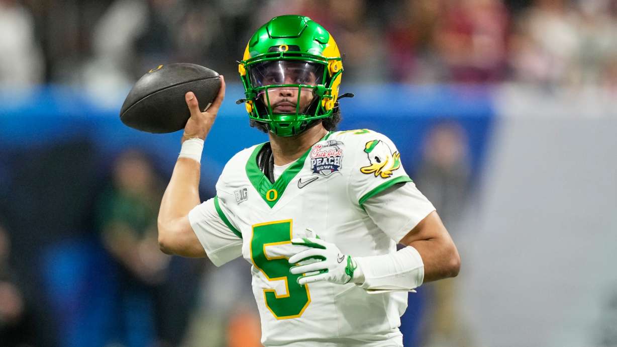 Oregon QB Dante Moore says he'll return to the Ducks rather than declare for the NFL draft