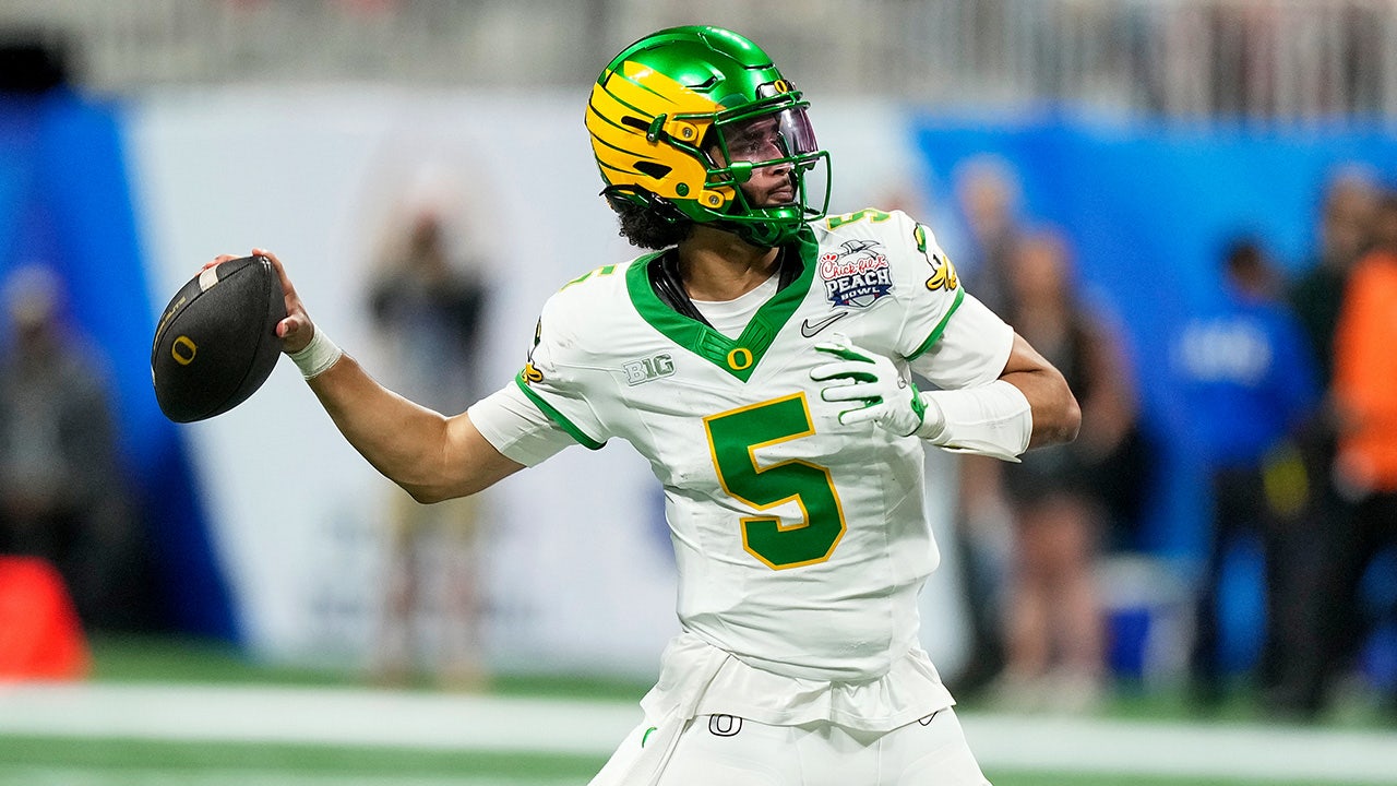 Dante Moore forgoes NFL Draft, staying at Oregon