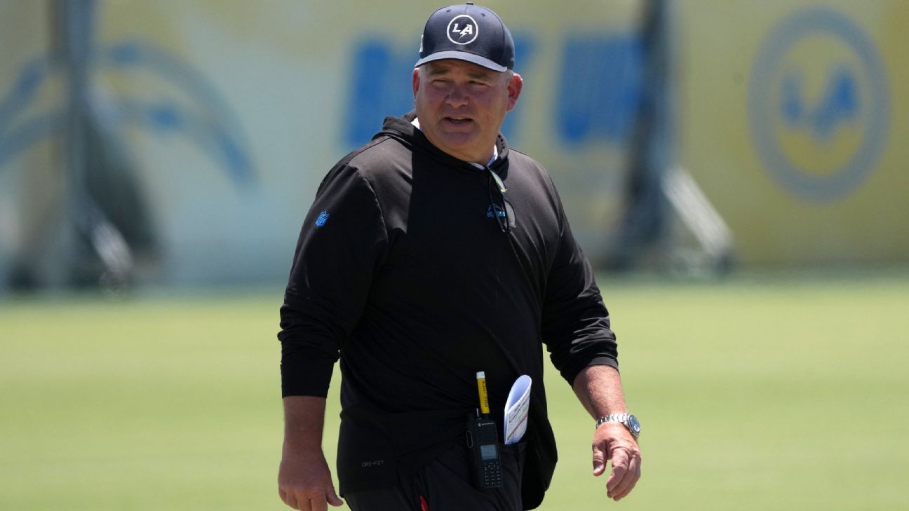 Chargers fire OC Greg Roman, OL coach Mike Devlin