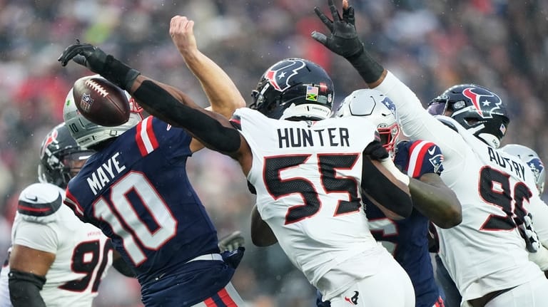 Houston Texans defensive end Danielle Hunter (55) sacks and forces...