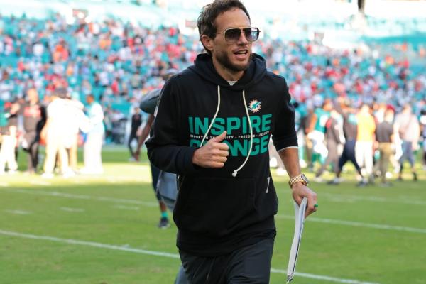 Reports: Mike McDaniel set to become Chargers’ offensive coordinator