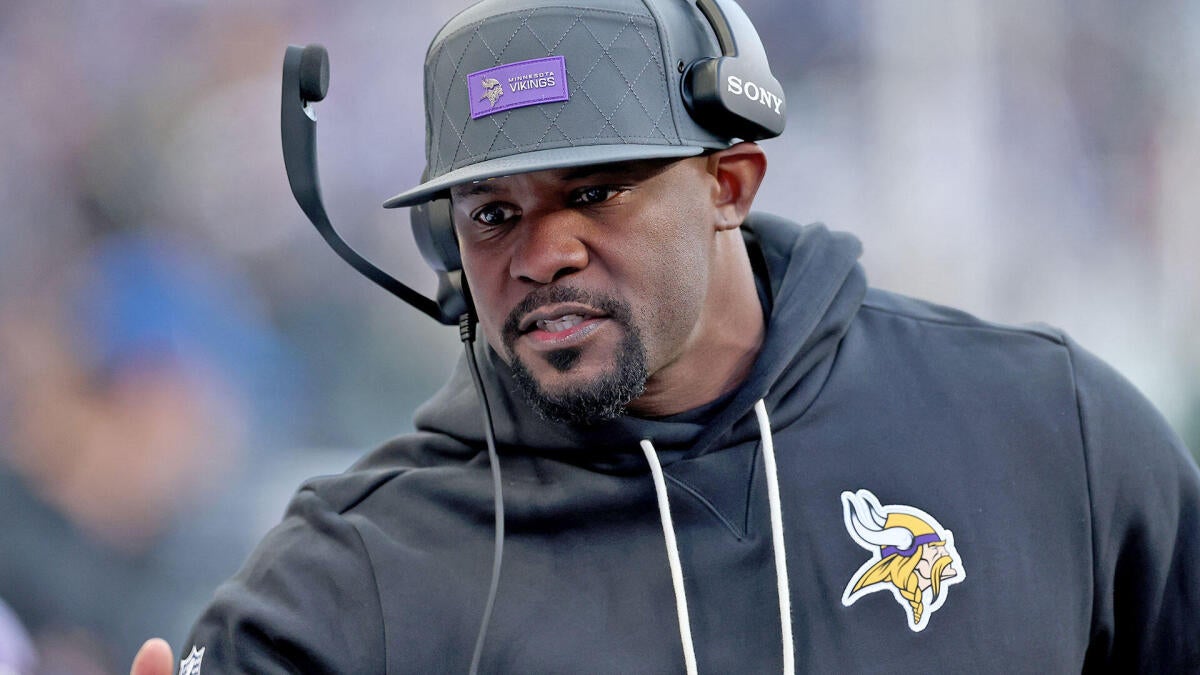 Brian Flores will stay as Vikings defensive coordinator if he does not land head coaching job