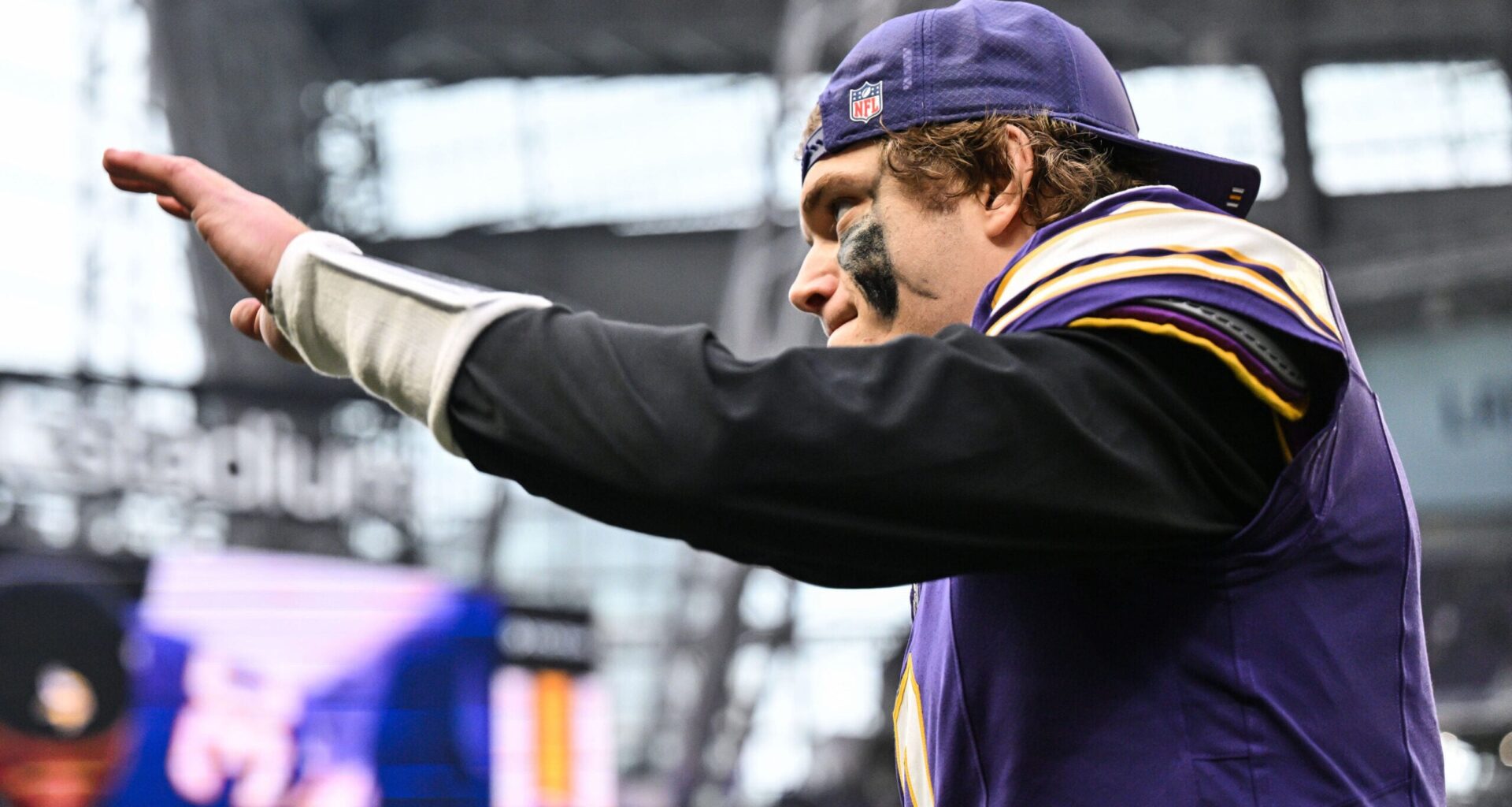 Minnesota Vikings Legend Stands Up for "Nine"