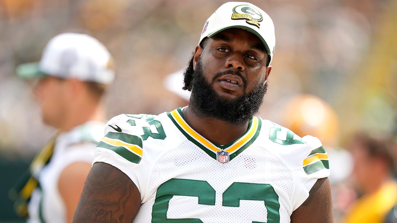 Packers lineman charged with weapon possession at New York airport