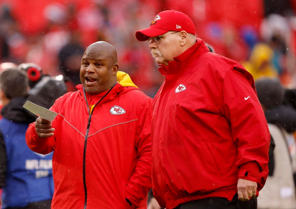 Eric Bieniemy, who talks with head coach Andy Reid, is back with the Chiefs.