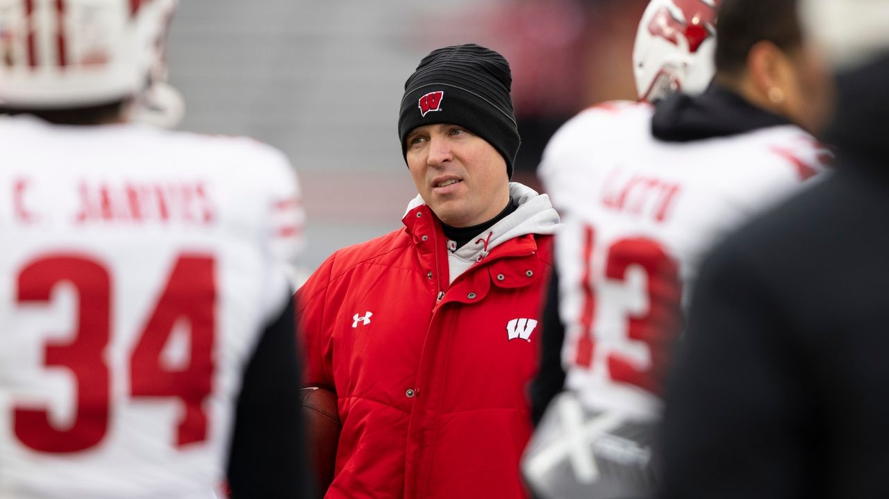 New Bills coach Brady fills defensive coordinator job by agreeing to hire Leonhard, AP source says