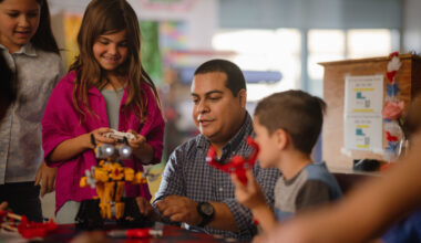 SRP and Arizona Cardinals Award $60,000 to Arizona Teachers Through the Touchdowns for Teachers™ Program.