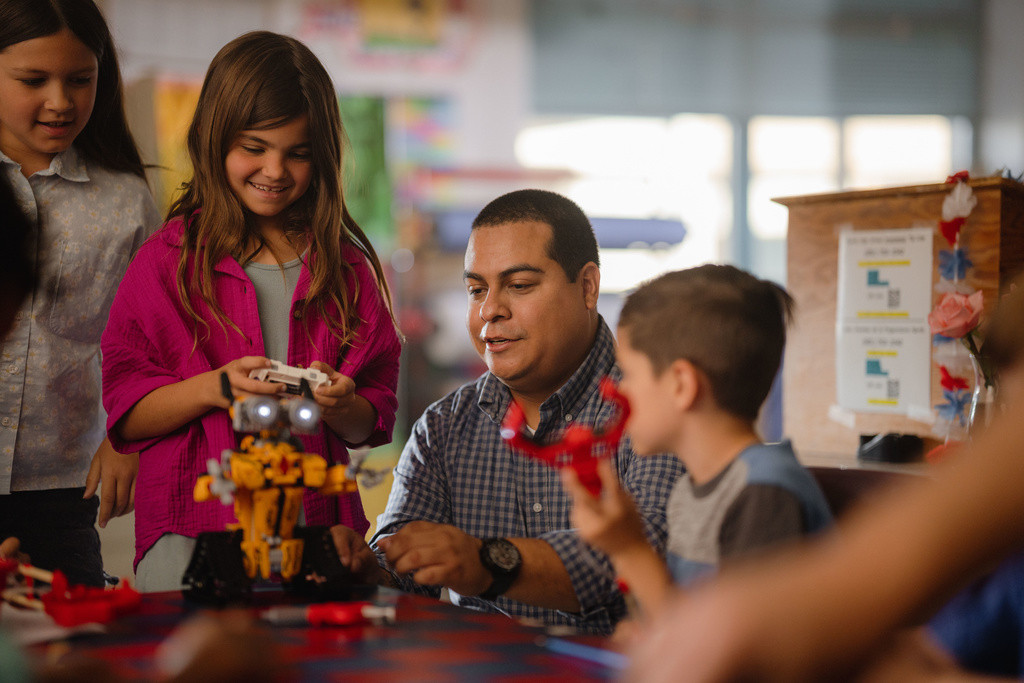 SRP and Arizona Cardinals Award $60,000 to Arizona Teachers Through the Touchdowns for Teachers™ Program.