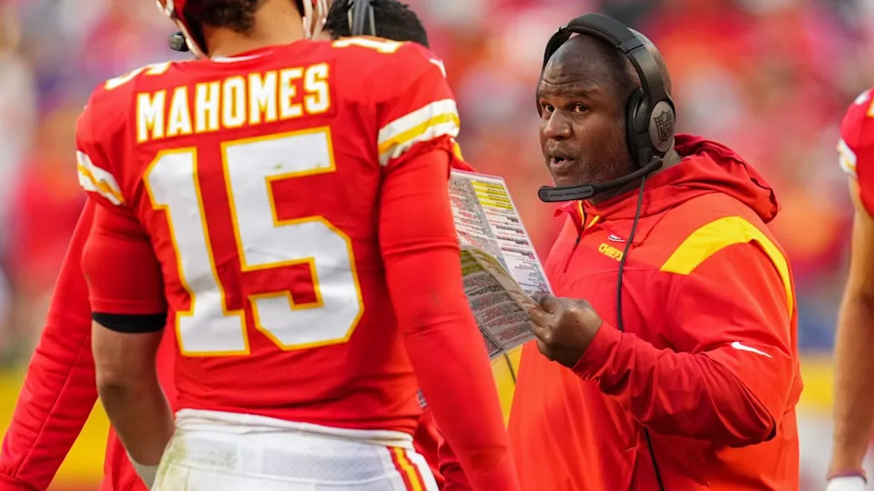 Kansas City Chiefs offensive coordinator Eric Bieniemy talks with quarterback Patrick Mahomes (15).Jay Biggerstaff&sol;Imagn Images