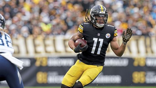 Former Steelers receiver attempts to make a play during a Week 15 matchup against the Tennessee Titans in 2021.