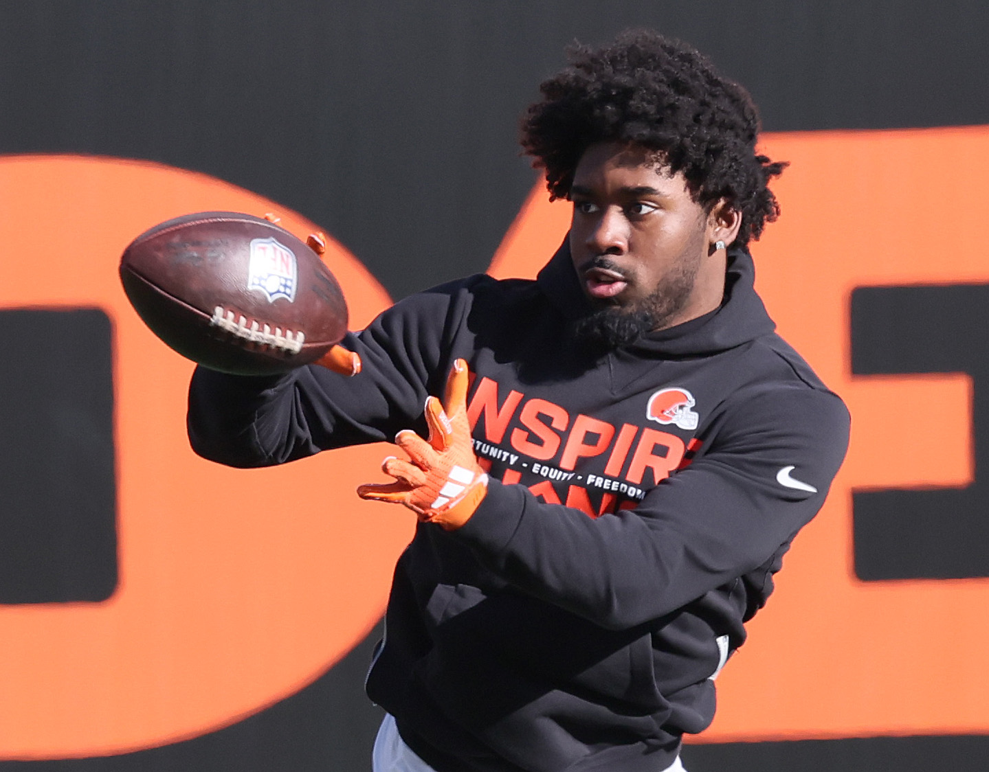 Cleveland Browns running back Dylan Sampson catches a pass in warm ups before their game against the Cincinnati Bengals.  