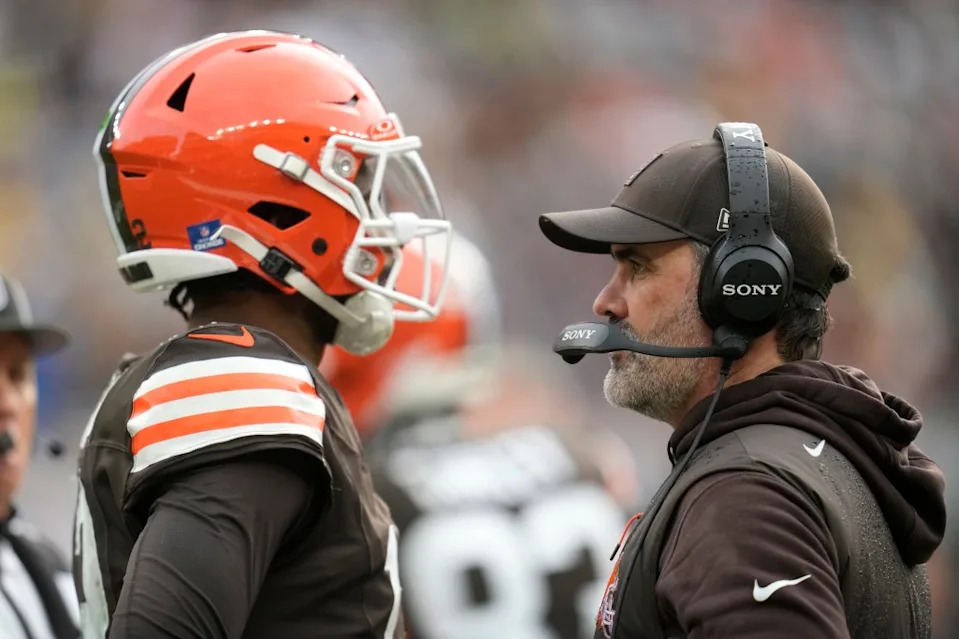 Cleveland Browns head coach Kevin Stefanski talks with quarterback Shedeur Sanders, left, during the first half of an NFL football game against the Pittsburgh Steelers, Sunday, Dec. 28, 2025, in Cleveland. AP