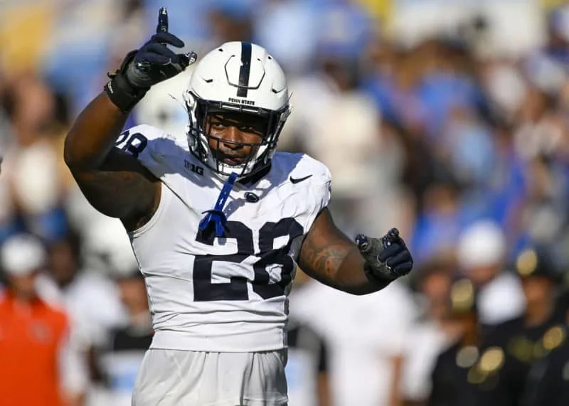 October 04, 2025 Penn State Nittany Lions defensive tackle Zane Durant 28 reacts to a stop during the NCAA, College League, USA football game between the UCLA Bruins and Penn State Nittany Lions at the Rose Bowl in Pasadena, California. Mandatory Photo Credit : /CSM Pasadena United States of America – ZUMAc04_ 20251004_zma_c04_690 Copyright: xCharlesxBausx