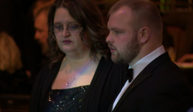 Council Bluffs native, Iowa OL Logan Jones receives Rimington Trophy in Lincoln