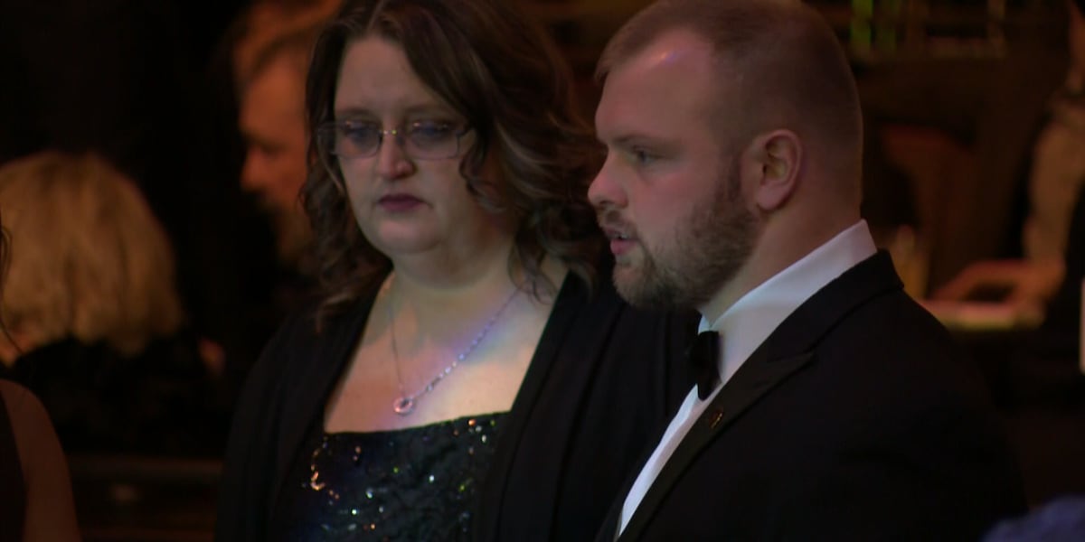 Council Bluffs native, Iowa OL Logan Jones receives Rimington Trophy in Lincoln