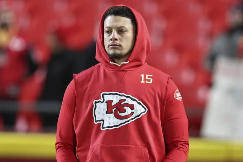 KANSAS CITY, MO – DECEMBER 07: Kansas City Chiefs quarterback Patrick Mahomes 15 has a serious look before an NFL, American Football Herren, USA game between the Houston Texans and Kansas City Chiefs on December 7, 2025 at GEHA Field at Arrowhead Stadium in Kansas City, MO. Photo by Scott Winters/Icon Sportswire NFL: DEC 07 Texans at Chiefs EDITORIAL USE ONLY Icon2512070048