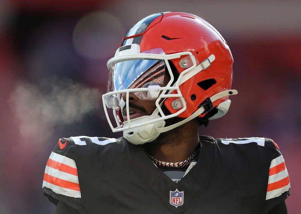 Cleveland Browns quarterback Shedeur Sanders (12)’ surveys the field before an NFL football game at Huntington Bank Field, Dec. 21, 2025, in Cleveland, Ohio.© Jeff Lange / USA TODAY NETWORK via Imagn Images