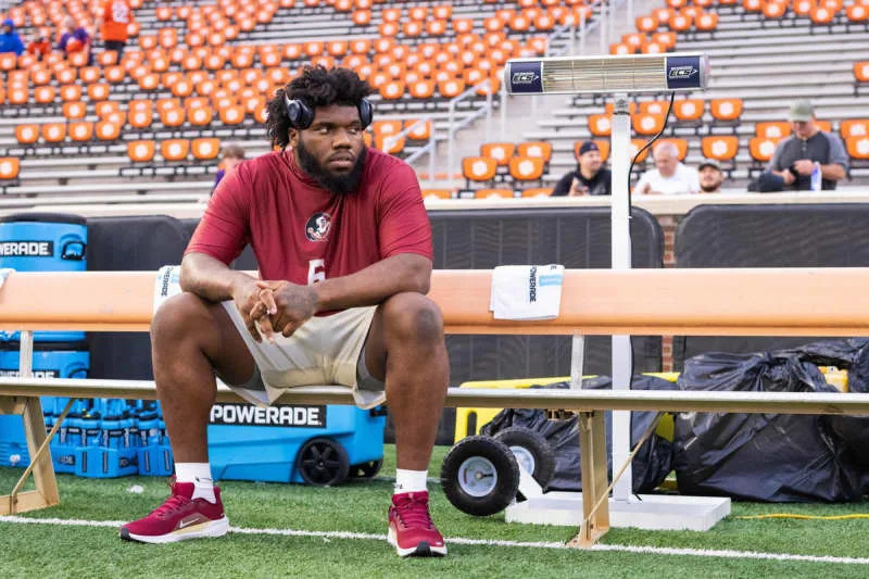NCAA, College League, USA Football 2025: Florida State At Clemson Nov 08 November 8, 2025: Florida State Seminoles defensive lineman Darrell Jackson Jr. 6 sits on the bench after arriving at the NCAA Football matchup against the Clemson Tigers at Memorial Stadium in Clemson, SC. Scott Kinser/CSM Credit Image: Â Scott Kinser/Cal Media Clemson Sc United States EDITORIAL USE ONLY Copyright: xx ZUMA-20251108_zma_c04_261.jpg ScottxKinserx csmphotothree440260