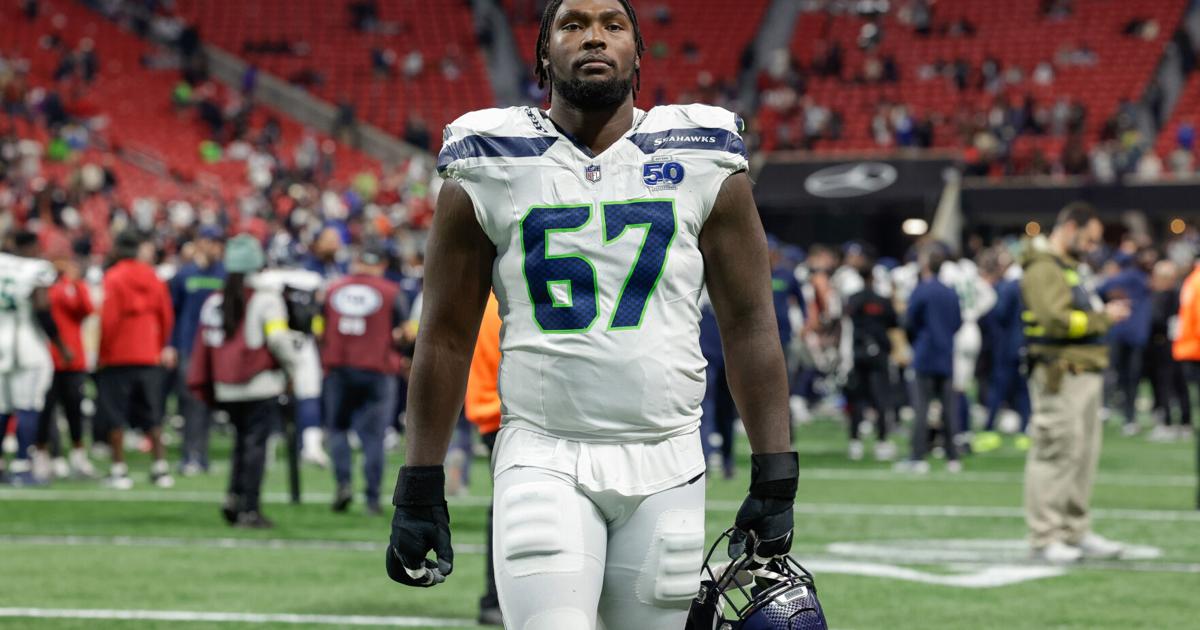 Seahawks sign LT Charles Cross to 4-year extension. He's expected to return from injury for playoffs | NFL