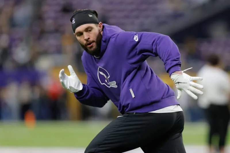 MINNEAPOLIS, MN – JANUARY 04: Minnesota Vikings safety Harrison Smith 22 warms up before the NFL, American Football Herren, USA game between the Green Bay Packers and Minnesota Vikings on January 4th, 2026, at U.S. Bank Stadium in Minneapolis, MN. Photo by Bailey Hillesheim/Icon Sportswire NFL: JAN 04 Packers at Vikings EDITORIAL USE ONLY Icon20260104086