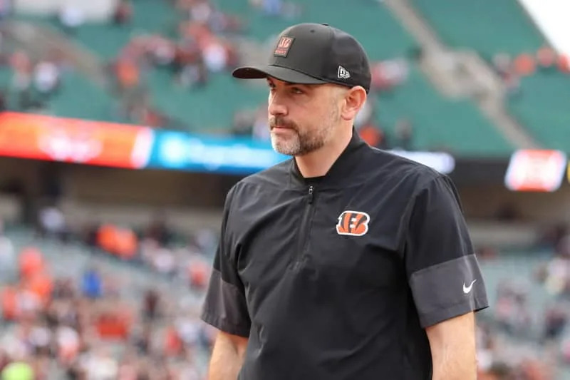 CINCINNATI, OH – DECEMBER 28: Cincinnati Bengals offensive coordinator Dan Pitcher walks off the field after the game against the Arizona Cardinals and the Cincinnati Bengals on December 28, 2025, at Paycor Stadium in Cincinnati, OH. Photo by Ian Johnson/Icon Sportswire NFL, American Football Herren, USA DEC 28 Cardinals at Bengals EDITORIAL USE ONLY Icon251228061