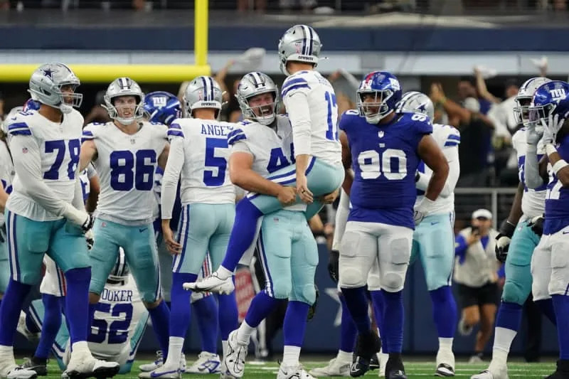 NFL, American Football Herren, USA New York Giants at Dallas Cowboys Sep 14, 2025 Arlington, Texas, USA Dallas Cowboys long snapper Trent Sieg 44 lifts up place kicker Brandon Aubrey 17 after his game-winning field goal against the New York Giants during overtime at AT&T Stadium. Arlington AT&T Stadium Texas USA, EDITORIAL USE ONLY PUBLICATIONxINxGERxSUIxAUTxONLY Copyright: xRaymondxCarlinxIIIx 20250914_jcd_cb2_0191