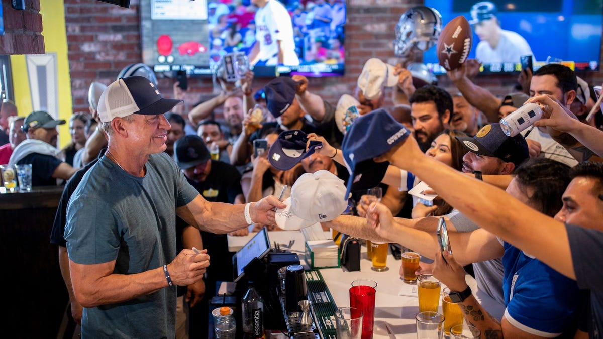 Cowboys HoF QB Troy Aikman to work with Dolphins front office