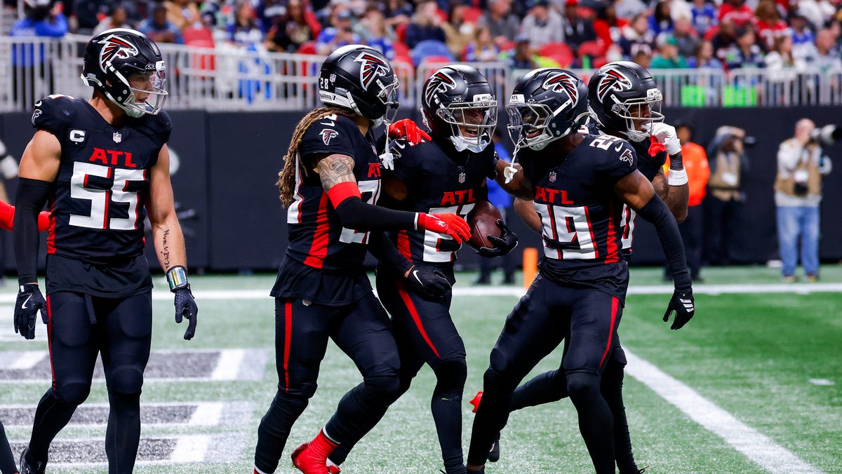 Khalid Kareem replaces Mike Hughes in Week 18