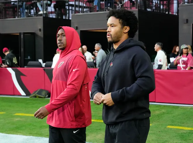 Arizona Cardinals quarterback Kyler Murray (right) arrives on the field for the Los Angeles Rams game at State Farm Stadium on Dec 7, 2025, in Glendale, Ariz.