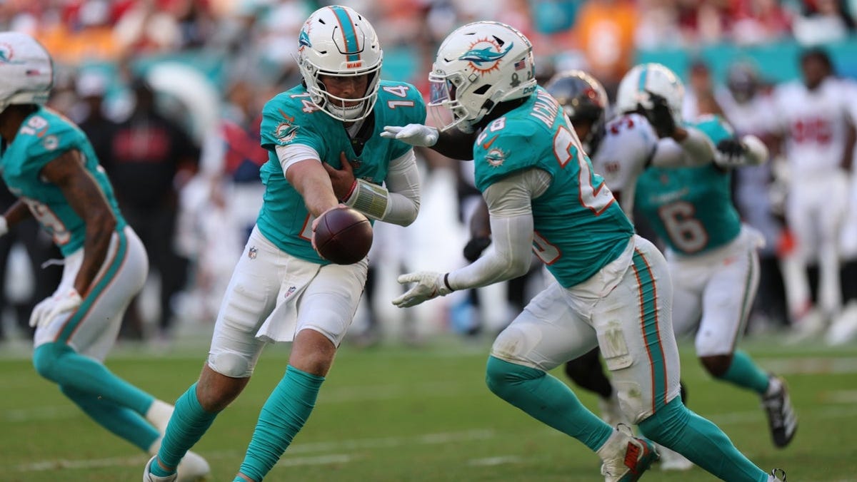 De'Von Achane player props odds, tips and betting trends for Week 18