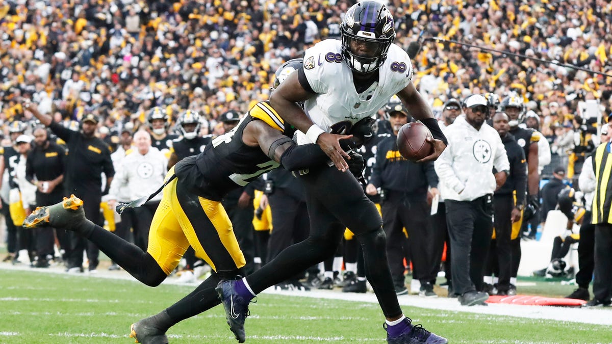 Lamar Jackson participates in Wednesday's practice ahead of Week 18