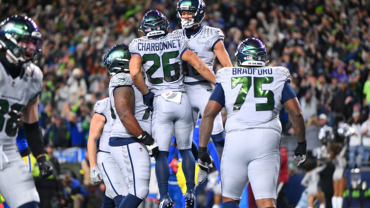 Who will Seattle play in playoffs?