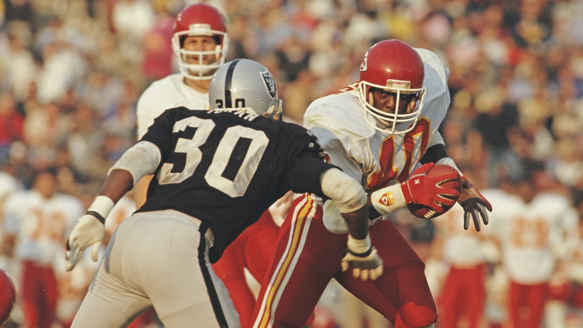 How to watch, listen, and stream Chiefs vs. Raiders in Week 18