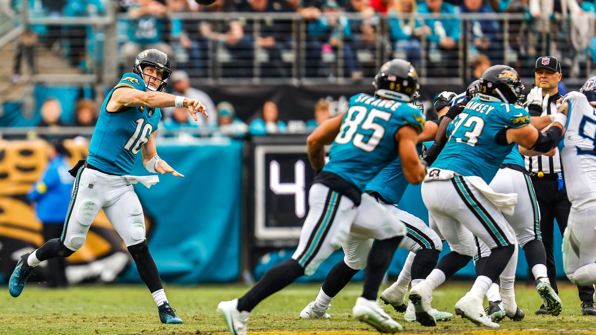 FedEx delivers Player of Week award to Jaguars quarterback Trevor Lawrence