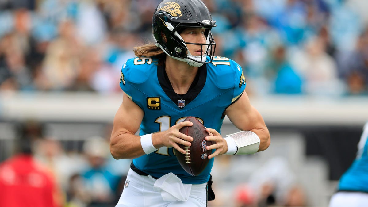 Trevor Lawrence gets new diamond grill. See video of Teezie making it