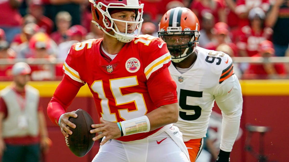 Chiefs QB Patrick Mahomes congratulates Myles Garrett for sack record
