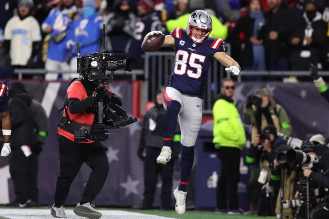 FOXBOROUGH, MASSACHUSETTS - JANUARY 11: Hunter Henry #85 of the New England Patriots celebrates a touchdown against the Los Angeles Chargers during the fourth quarter of the AFC Wild Card Playoff game at Gillette Stadium on January 11, 2026 in Foxborough, Massachusetts. (Photo by Adam Glanzman/Getty Images)