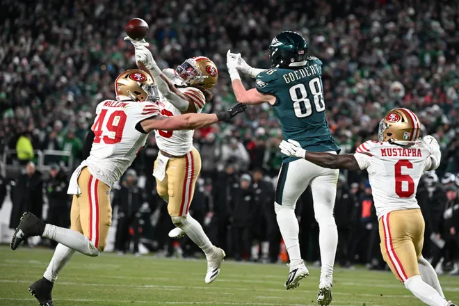 Jan 11, 2026; Philadelphia, PA, USA; San Francisco 49ers linebacker Eric Kendricks (43) blocks a pass intended for Philadelphia Eagles tight end Dallas Goedert (88) during the fourth quarter in an NFC Wild Card Round game at Lincoln Financial Field. Mandatory Credit: Eric Hartline-Imagn Images