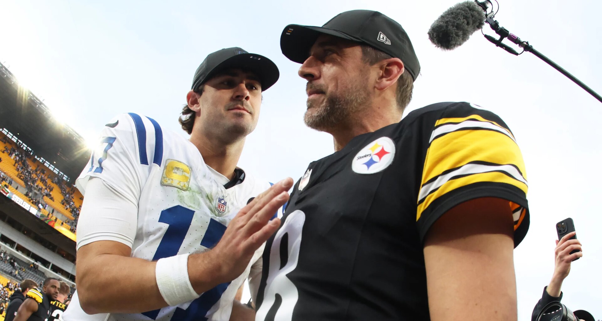 Aaron Rodgers provides advice to Colts' Daniel Jones about injury
