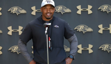 Baltimore Ravens block Chris Horton from making any lateral moves