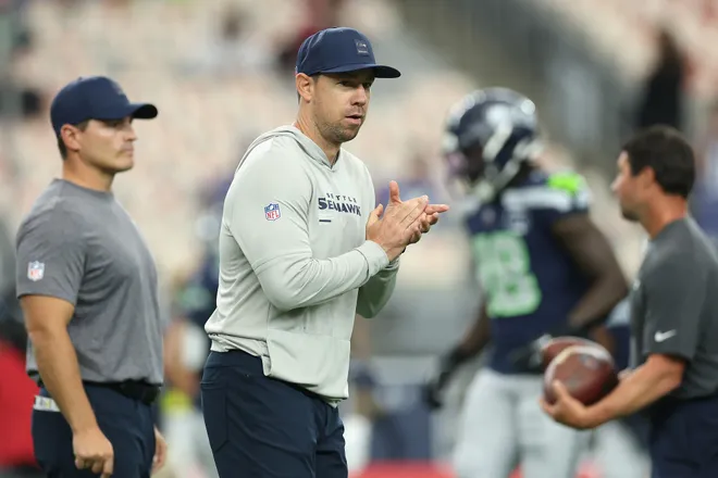 GLENDALE, ARIZONA - SEPTEMBER 25: Offensive Coordinator Klint Kubiak of the Seattle Seahawks during the NFL 2025 game at State Farm Stadium on September 25, 2025 in Glendale, Arizona. The Seahawks defeated the Cardinals 23-20. (Photo by Christian Petersen/Getty Images)