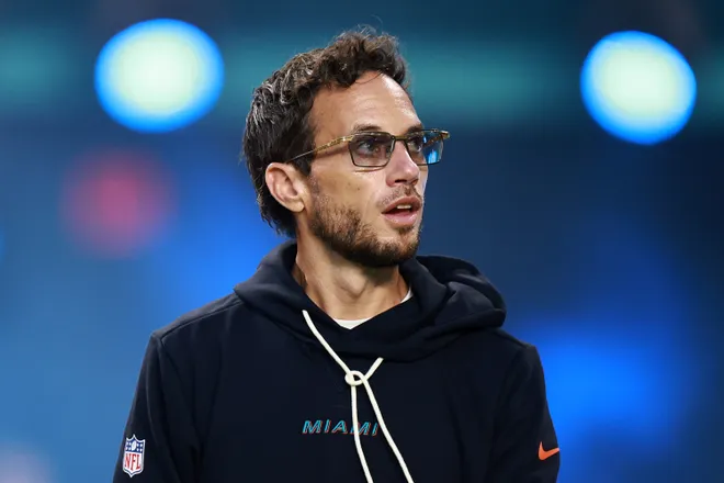 MIAMI GARDENS, FLORIDA - SEPTEMBER 29: Head coach Mike McDaniel of the Miami Dolphins takes the field for a game against the New York Jets at Hard Rock Stadium on September 29, 2025 in Miami Gardens, Florida. (Photo by Carmen Mandato/Getty Images)