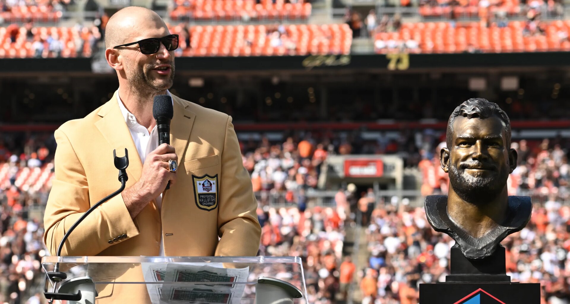 Joe Thomas defends Kevin Stefanski from Mayfield