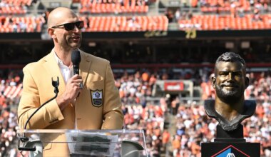 Joe Thomas defends Kevin Stefanski from Mayfield