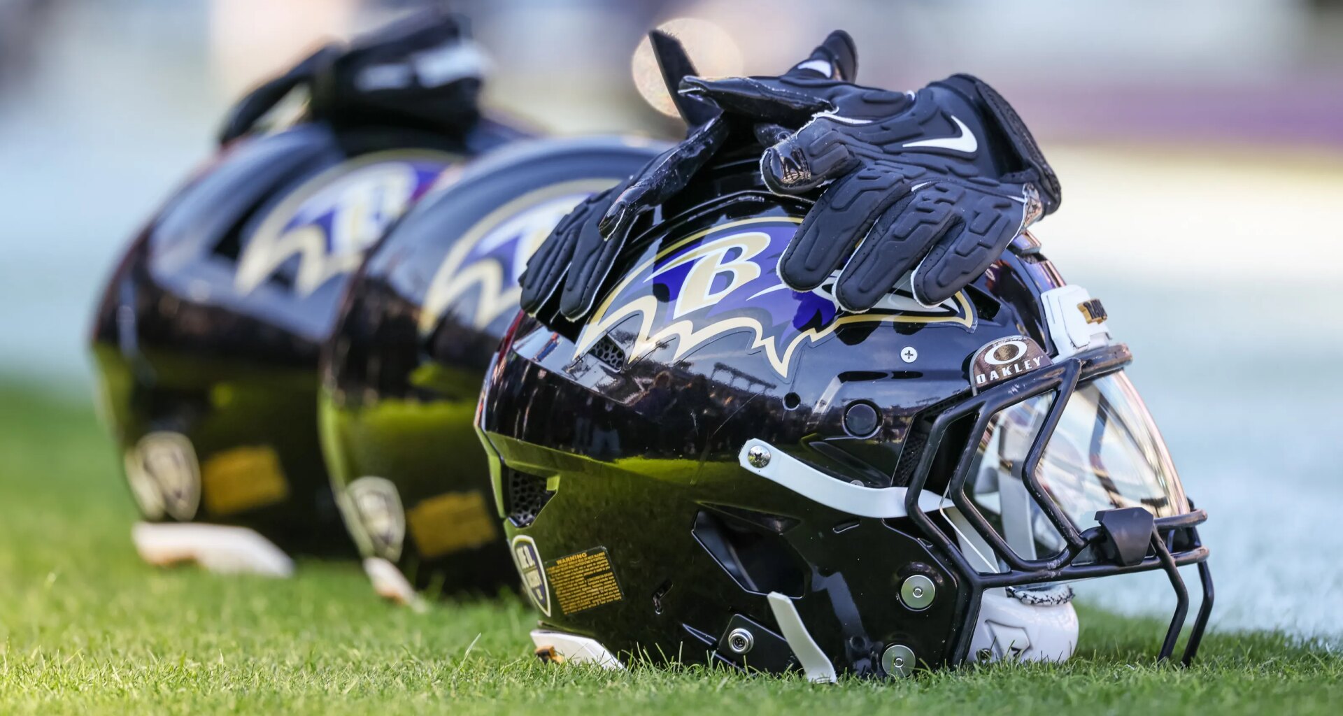 Ravens staff gives Jesse Minter and his family a hero's welcome