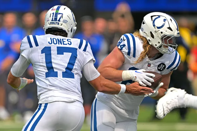 Sep 28, 2025; Inglewood, California, USA; Indianapolis Colts quarterback Daniel Jones (17) hands off to tight end Tyler Warren (84) who ran for a touchdown in the first half against the Los Angeles Rams at SoFi Stadium. Mandatory Credit: Jayne Kamin-Oncea-Imagn Images