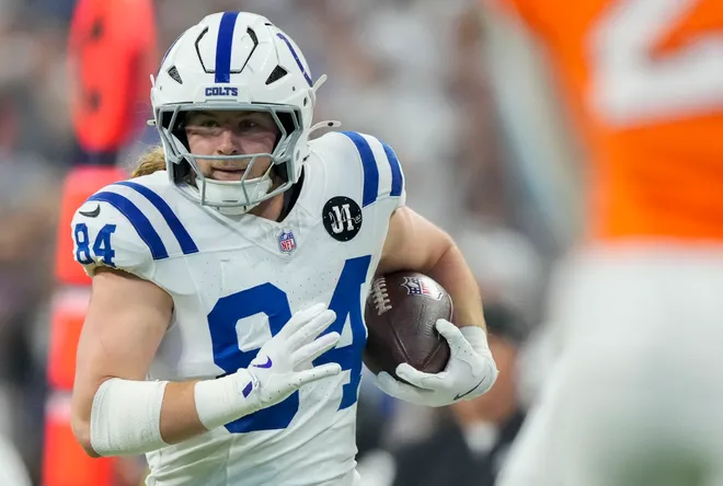Sep 14, 2025; Indianapolis, Indiana, USA; Indianapolis Colts tight end Tyler Warren (84) runs with the ball during a game against the Denver Broncos at Lucas Oil Stadium. Mandatory Credit: INDIANAPOLIS STAR-USA TODAY Network via Imagn Images